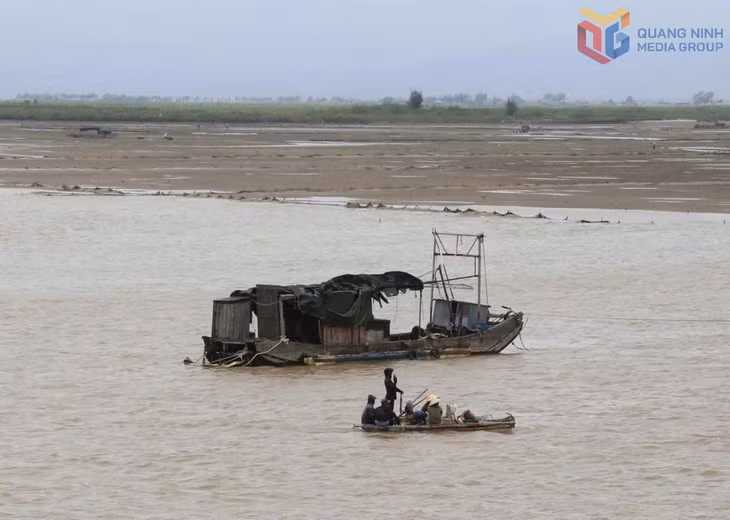Người dân sử dụng bè mảng tự chế để di chuyển ra khu vực nuôi trồng thủy sản trên biển tiềm ẩn nguy cơ cao dẫn đến mất an toàn.