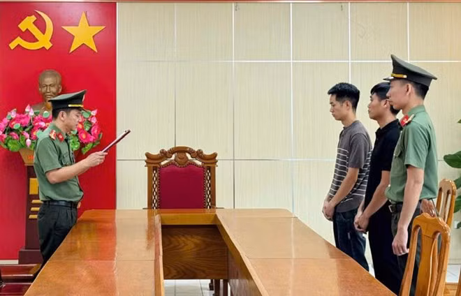 Khởi tố 2 đối tượng về hành vi tàng trữ trái phép vũ khí quân dụng. Ảnh: Công an Hà Tĩnh