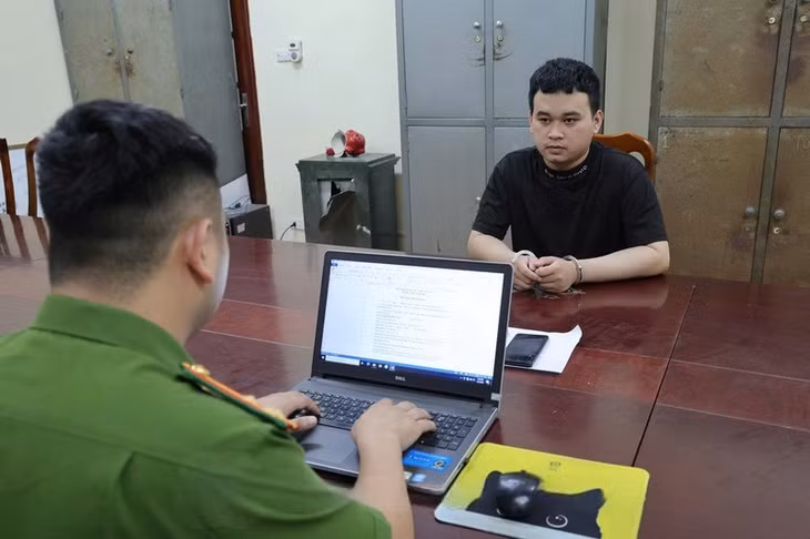Cơ quan điều tra lấy lời khai đối tượng Phạm Minh Tân. Ảnh: Công an Lạng Sơn