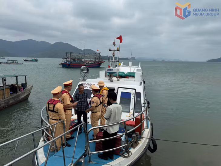 Đội Cảnh sát đường thủy, Phòng CSGT (Công an tỉnh) tăng cường kiểm tra nồng độ cồn đối với thuyền trường thuyền viên các tầu vận tải khách tuyến bờ đảo và thăm quan Vịnh.