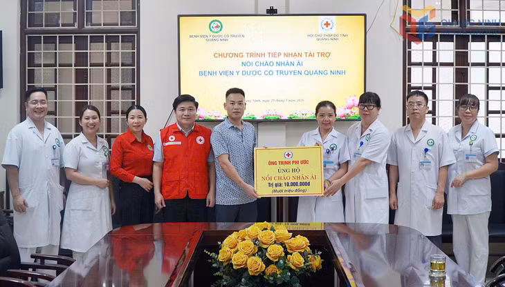 Lãnh đạo Hội Chữ thập đỏ tỉnh và nhà tài trợ Phạm Phi Ước trao kinh phí hỗ trợ duy trì mô hình “Nồi cháo Nhân ái” tại Bệnh viện Y dược Cổ truyền Quảng Ninh, phục vụ bệnh nhân và người nhà bệnh nhân có hoàn cảnh khó khăn.