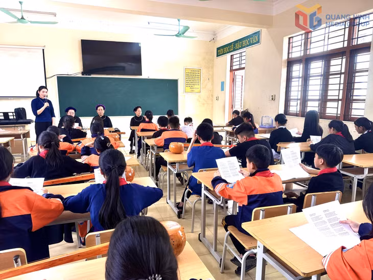 Học sinh Trường Tiểu học và THCS Vô Ngại (xã Bình Liêu) học đàn tính, hát then do các nghệ nhân địa phương truyền dạy.