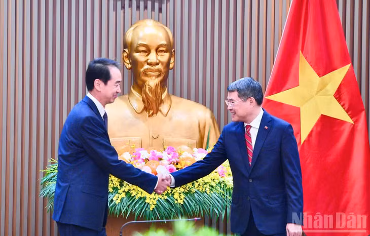 Thủ tướng Chính phủ Lê Minh Hưng bắt tay Đại sứ Trung Quốc tại Việt Nam Hà Vĩ. (Ảnh: THANH GIANG)