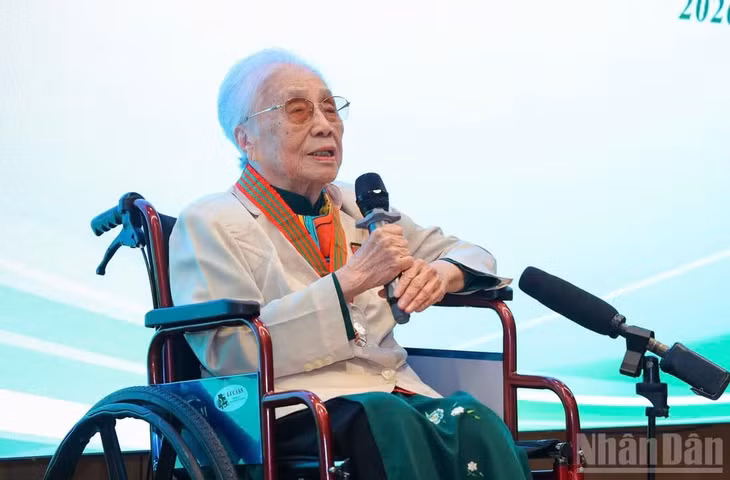 Nguyên Phó Chủ tịch nước Nguyễn Thị Bình bày tỏ vinh dự được trao tặng Huân chương "Ngôi sao Công trạng" - Phần thưởng cao quý của Nhà nước Palestine. (Ảnh: ĐINH HÒA)