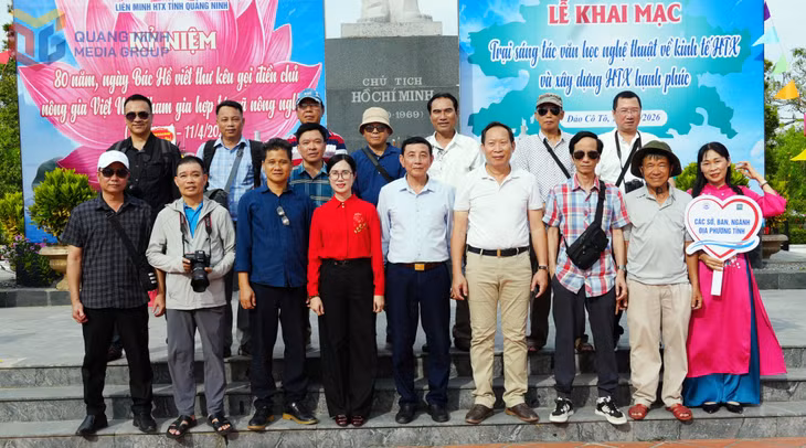 Cán bộ, hội viên Hội Văn học Nghệ thuật tỉnh chụp ảnh lưu niệm tại Khu di tích quốc gia đặc biệt, địa điểm lưu niệm Chủ tịch Hồ Chí Minh trên đảo Cô Tô, tháng 5/2026.