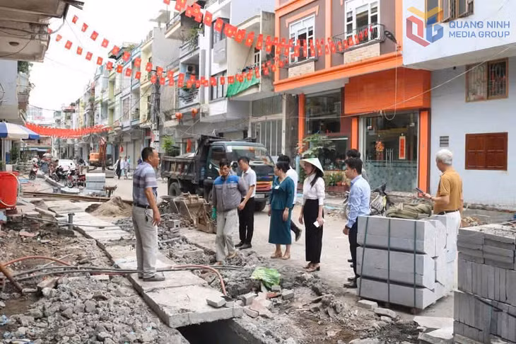 Lãnh đạo phường Hà Lầm kiểm tra các công trình, dự án đang triển khai trên địa bàn, nhằm chủ động phương án đảm bảo an toàn thi công, phòng ngừa nguy cơ ngập úng trong mùa mưa bão.