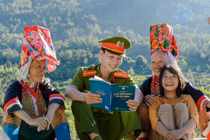 Công an xã Đường Hoa tuyên truyền Luật Hôn nhân và gia đình đến người dân. Ảnh: Công an xã Đường Hoa cung cấp