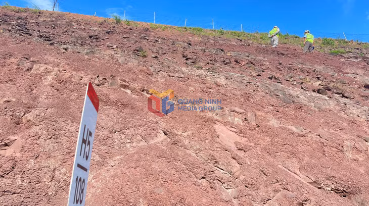 Ban quản lý ban điều hành Cao tốc Cẩm Hải – Tiên Yên kiểm tra các vị trí mái taluy dương có nguy cơ sạt lở sau các trận mưa.