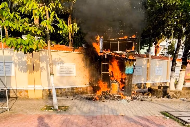 Trụ ATM bị ngọn lửa thiêu rụi - Ảnh: THANH HUYỀN