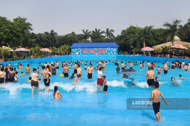 Dịp nghỉ hè, nhiều phụ huynh cho con em học bơi, giúp nâng cao sức khỏe thể chất và trau dồi kỹ năng sinh tồn. Ảnh: Tô Công