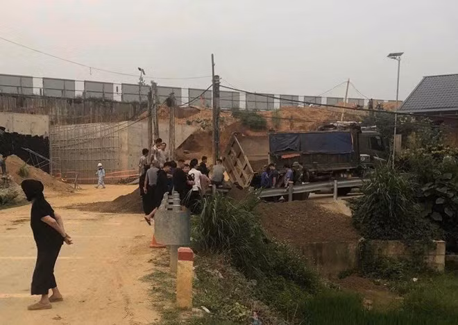 Hiện trường vụ xe tải đổ nghiêng đè tử vong bé trai tại xã Bảo Hà, tỉnh Lào Cai. Ảnh: Người dân cung cấp