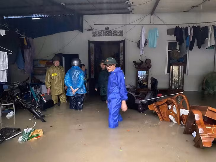 Cán bộ và các lực lượng chức năng phường Cẩm Phả có mặt tại các khu vực ngập úng do mưa lớn, hỗ trợ người dân di dời người và đồ đạc, tài sản, cố gắng giảm thiểu thiệt hại do mưa lớn và ngập úng gây ra.