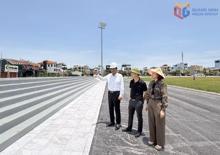 Đoàn giám sát của HĐND phường Quảng Yên giám sát công trình sân vận động trung tâm phường Quảng Yên.