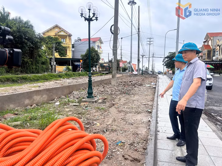 Lãnh đạo và cán bộ phường Liên Hòa kiểm tra thực hiện công trình dân sinh trên địa bàn.