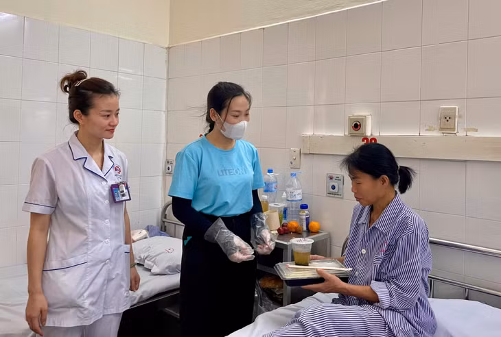 Các suất ăn được trao đến tận tay người bệnh.