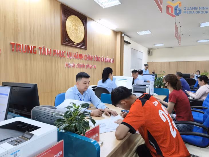 Cán bộ Trung tâm phục vụ hành chính công xã Quảng Hà hướng dẫn người dân thực hiện thủ tục hành chính.