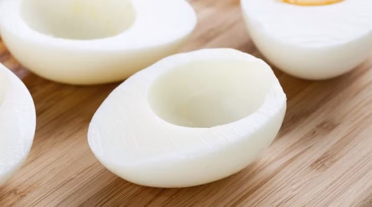 Cả lòng trắng và lòng đỏ trứng gà mang lại những giá trị dinh dưỡng riêng.