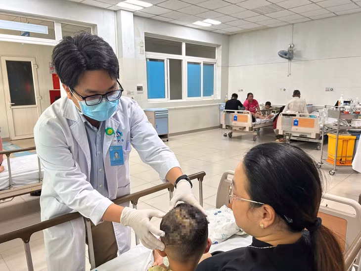 Bác sĩ đang theo dõi, chăm sóc sức khỏe cho cháu bé - Ảnh: NY NY