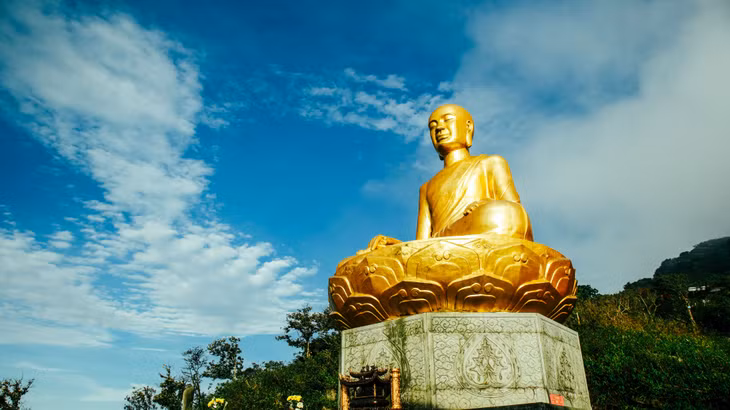 Giữa ngàn xanh Yên Tử, Bảo tượng Phật hoàng Trần Nhân Tông là biểu tượng của cõi thiền thanh tịnh và tinh thần nhập thế của Phật giáo Trúc Lâm Việt Nam.