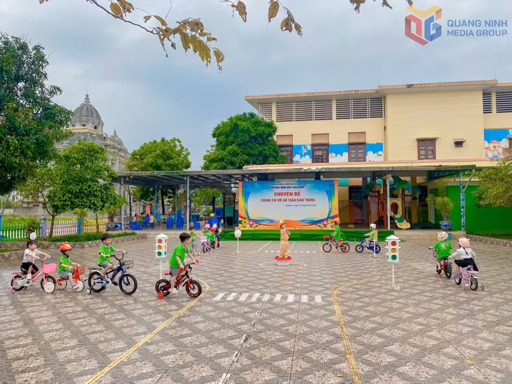 Trường Mầm non Hoa Hồng, xã Quảng Hà, tổ chức chuyên đề “Chúng em với an toàn giao thông” để giáo dục về an toàn giao thông cho trẻ trong nhà trường.