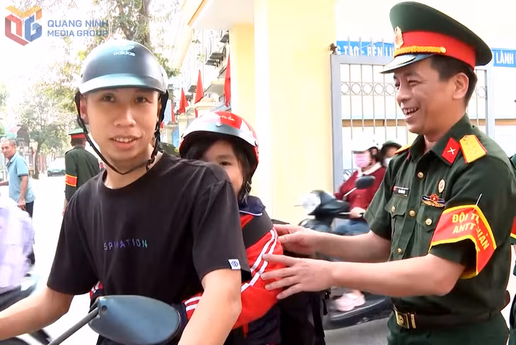 Hội viên CCB phường Cẩm Phả tham gia công tác đảm bảo trật tự ATGT tại trường học.