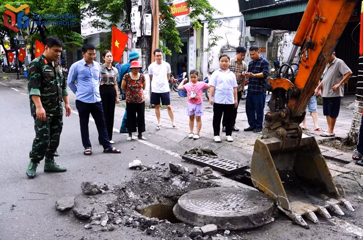 Phường Cẩm Phả khắc phục ngập lụt tại các tuyến đường có nguy cơ cao trên địa bàn.