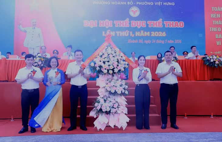 Lãnh đạo Sở Văn hoá, Thể thao và Du lịch tặng hoa chúc mừng đại hội.