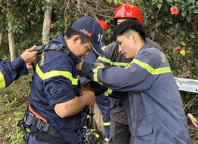 Lực lượng chức năng giải cứu người đàn ông bị rơi xuống giếng. Ảnh: PC07