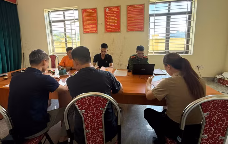 Công an đặc khu Vân Đồn tham gia tổ công tác rà soát, thu thập thông tin và đồng bộ hoá dữ liệu. Ảnh đơn vị cung cấp