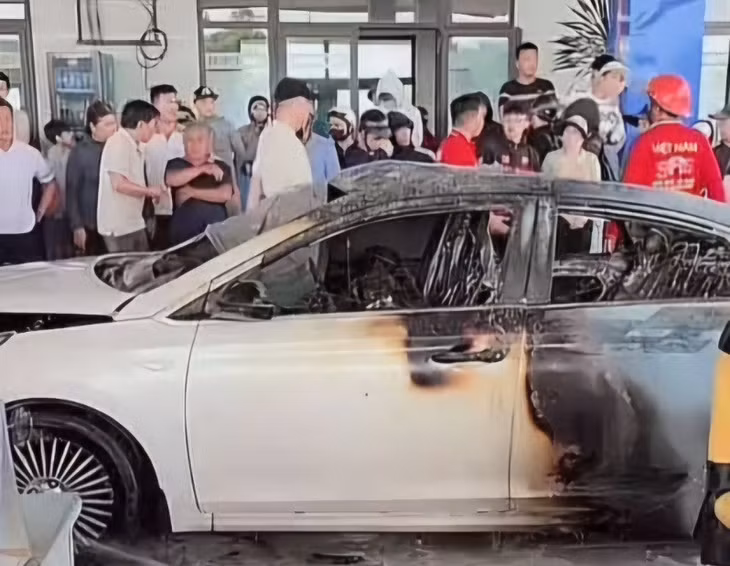 Hiện trường vụ cháy xe ô tô khi đang dừng đổ xăng, khiến 2 người tử vong ở Đà Nẵng. Ảnh: Trường An