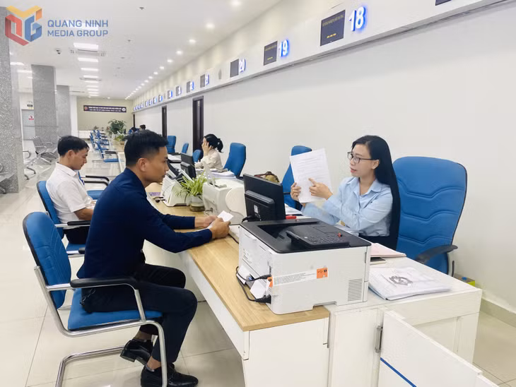 Cán bộ Sở Nông nghiệp và Môi trường hướng dẫn người dân giải quyết TTHC.