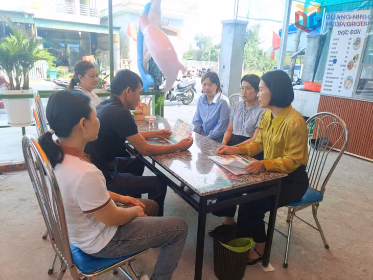 Cán bộ Hội LHPN đặc khu Cô Tô tuyên truyền về công tác đảm bảo ATTP tại hộ kinh doanh dịch vụ ăn uống trên địa bàn.