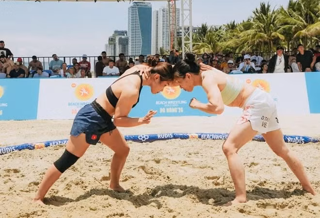 Vận động viên đã tranh tài quyết liệt tại Giải vật bãi biển thế giới 2026 ở thành phố Đà Nẵng. Ảnh: Liên đoàn vật thế giới - UWW