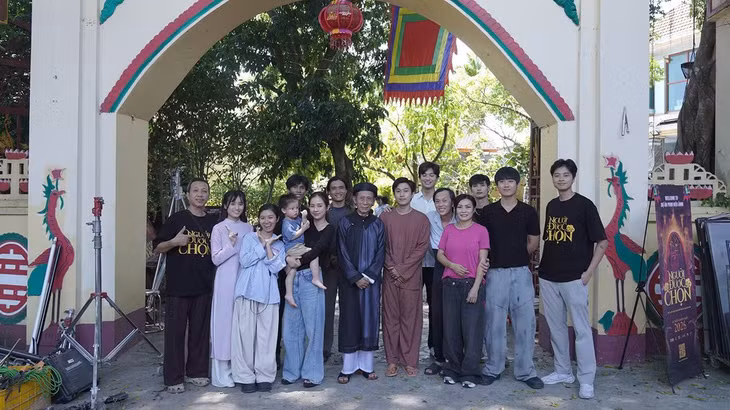 Đoàn làm phim trong buổi lễ khai máy. (Ảnh: Nhà sản xuất cung cấp)