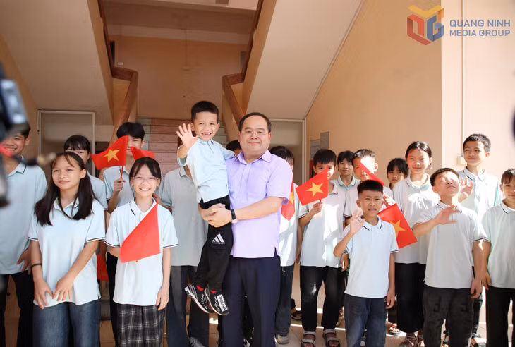 Đồng chí Quản Minh Cường, Ủy viên Trung ương Đảng, Bí thư Tỉnh ủy, Trưởng Đoàn ĐBQH tỉnh, thăm các em thiếu nhi tại Trung tâm Trợ giúp xã hội tỉnh cơ sở 2 (phường Hạ Long).