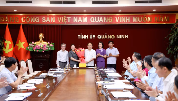 Đồng chí Bí thư Tỉnh ủy đã tặng hoa chúc mừng Sở Công Thương nhân Ngày truyền thống ngành Công Thương Việt Nam.