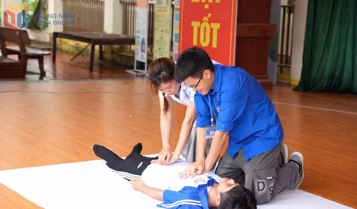 Cán bộ Trạm Y tế và Đoàn Thanh niên xã tuyên truyền phòng, chống đuối nước cho học sinh.