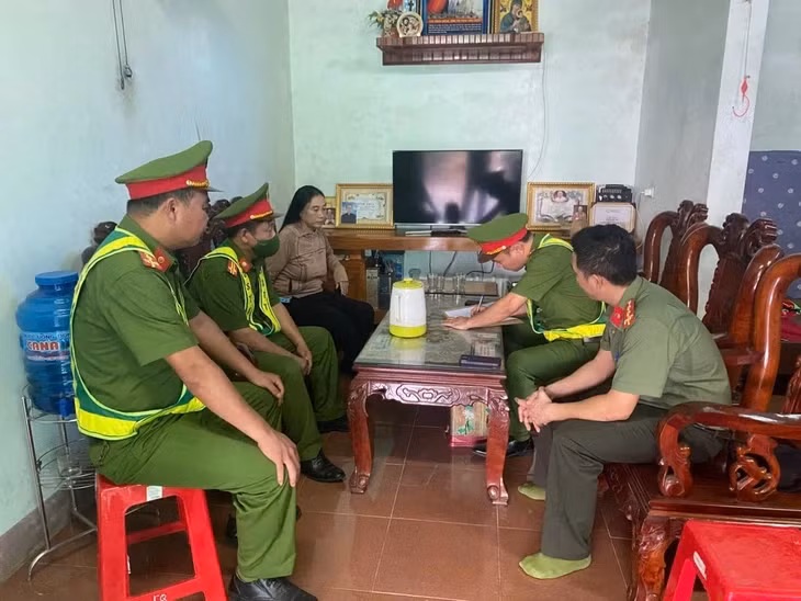 Công an xã Can Lộc làm việc với bà Q. sau khi đoạn clip xuất hiện trên mạng xã hội - Ảnh: Công an cung cấp