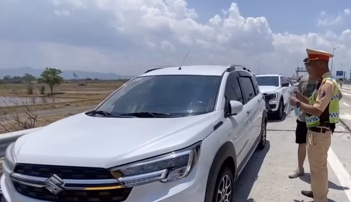 Đội cảnh sát giao thông đường bộ cao tốc số 6 niêm phong chiếc ô tô trong vụ việc - Ảnh: Đội 6