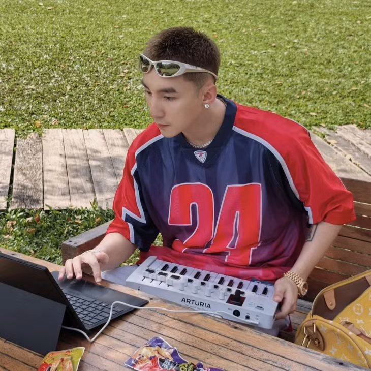 Sự nhạy bén với melody và hook vẫn là điểm mạnh nhất của Sơn Tùng, giúp anh luôn tạo được hit dẫu cho không sử dụng tới những âm thanh đang là trào lưu.