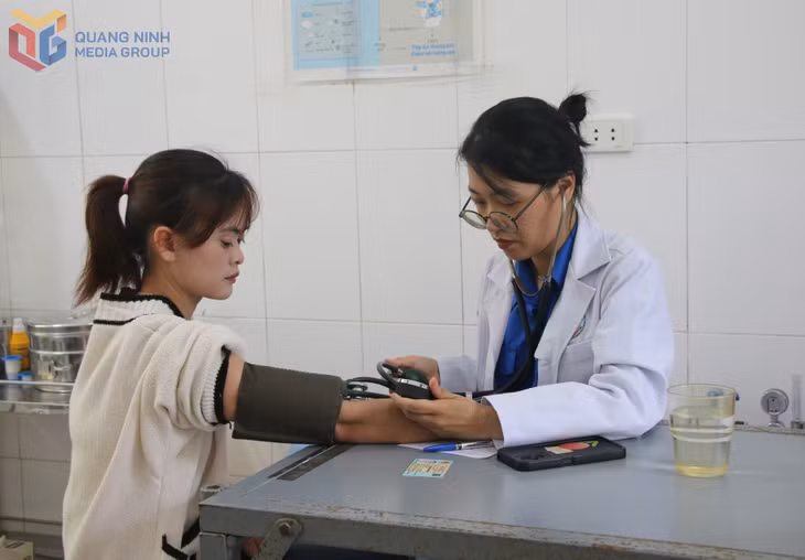 ĐVTN Sở Y tế tham gia khám bệnh, cấp phát thuốc miễn phí cho nhân dân xã Ba Chẽ tại ngày hội “Thầy thuốc trẻ làm theo lời Bác”.