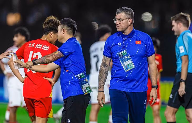 Huấn luyện viên Cristiano Roland chỉ đạo U17 Việt Nam trong trận đấu quyết định tại giải U17 châu Á 2026. Ảnh: VFF