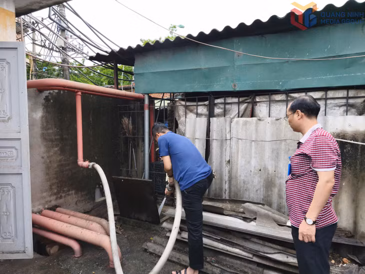 Kiểm tra, vận hành hệ thống bơm nước phục vụ công tác PCCC tại chợ Trung tâm Cẩm Phả.