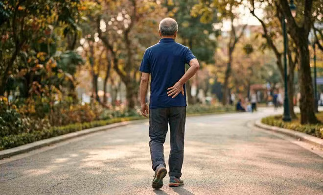 Đi bộ sau bữa ăn có thể giúp hạn chế tăng đường huyết. Đồ họa: Vy Vy
