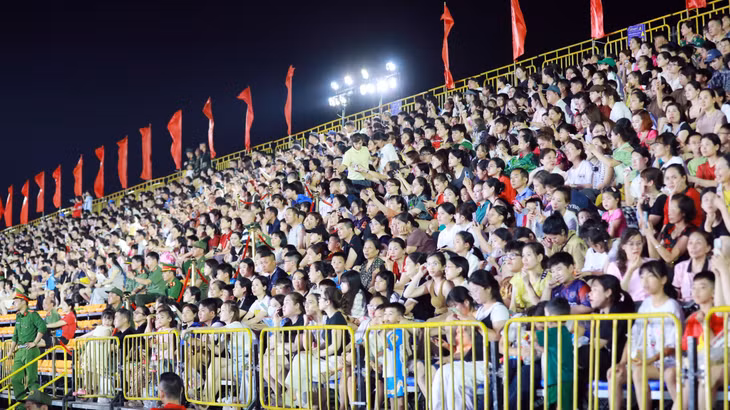 Đông đảo nhân dân và du khách hào hứng theo dõi chương trình hội thao.