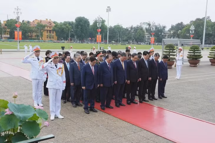 Tổng Bí thư, Chủ tịch nước Tô Lâm dẫn đầu các đồng chí lãnh đạo, nguyên lãnh đạo Đảng và Nhà nước viếng Chủ tịch Hồ Chí Minh.