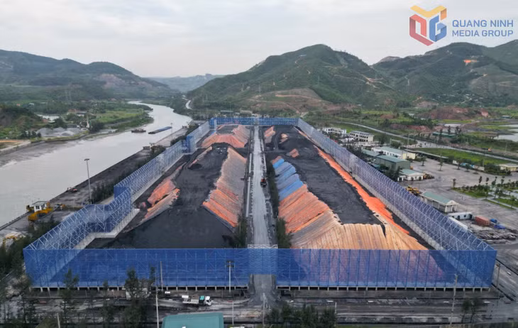 Hệ thống lưới chắn bụi với hơn 65.000m2 được xây dựng bao quanh khu vực các kho than Cụm bến số 3.