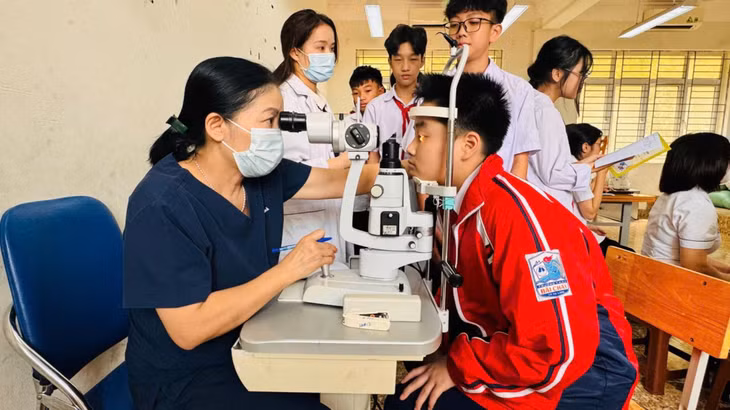 Trạm Y tế phường Bãi Cháy khám sức khỏe định kỳ cho 1.800 học sinh trường Tiểu học và THCS Bãi Cháy. Ảnh: Cơ sở cung cấp
