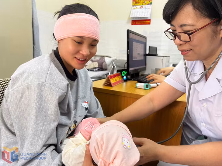 Trẻ em được thăm khám tại Trạm Y tế phường Hạ Long.