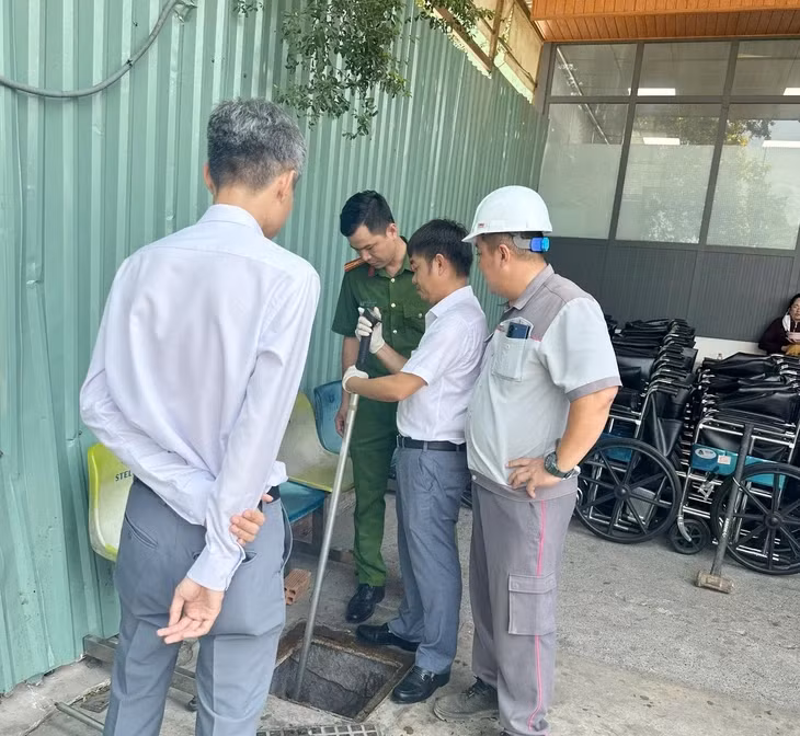 Đoàn kiểm tra lấy mẫu nước thải tại Bệnh viện S.I.S Cần Thơ - Ảnh: CACC